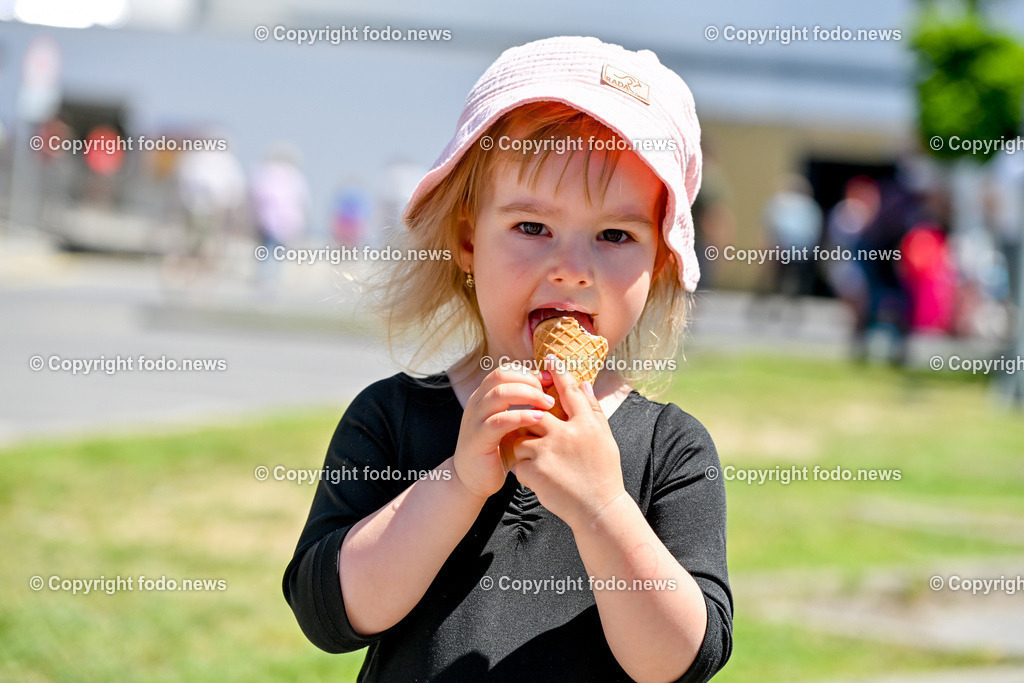 Sommer_ Eis_ 14.06.2025-3 | 14.06.2025, LINZ, AUT, Eis, Eissalon im Bild Kind, Maedchen, Eis essen, Eiskugel, Tuete, Sommer, Sonne, Wetter, warm, Feature, Symbolbild