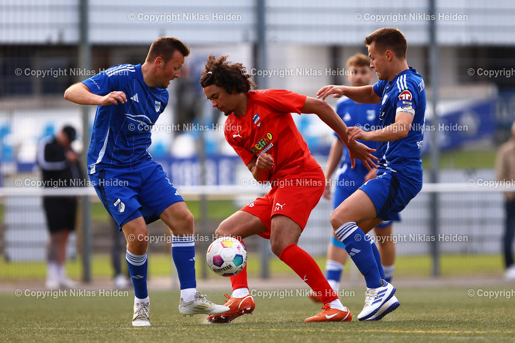 NH_TuSRotenhof_InterTürksporKiel_Testspiel_27062025 | #10 Kenneth Traulsen (TuS Rotenhof), #24 Isaiah Mosby (Inter Türkspor Kiel)Fußball I Herren I Freundschaftsspiel I Saison 2025-2026  I TuS Rothenhof - Inter Türkspor Kiel I 27.06.2025 I B-Platz Rotenhof - Realisiert mit Pictrs.com