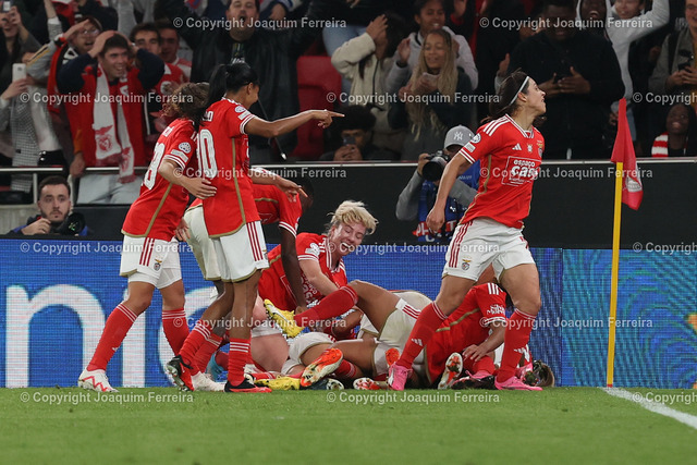 20240319_slbvslyo_0051 | Lisbon, Portugal, Tuesday 19 March 2024 UEFA Women's Champions League 2023/24 1/4 Final SL Benfica - Olympique Lyon,  SL Benfica Torjubel, Goal celebration, celebrate the goal 



 - Realizzato con Pictrs.com