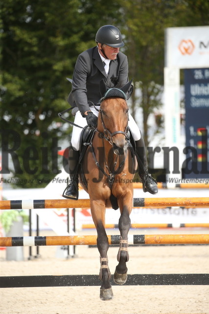 Villingendorf_2022_Prfg.Nr.12_zwei Phasen_Springprfg.Kl.M_Amateur-Tour_Ulrich Möck_Samurai 496 (2) | Alle Fotos der Reiterjournal Fotografin Doris Matthaes im Reiterjournal Online-Fotoshop. - Realisiert mit Pictrs.com