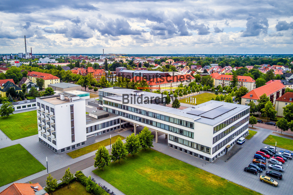 Bauhaus in Dessau LU-0004 | Die schönsten Luftbilder von Sachen-Anhalt & Mitteldeutschland als Bilddatenbank zur kommerziellen Nutzung. Nutzen Sie unsere Erfahrung seit 2005 in der Luftbildfotografie. - Realisiert mit Pictrs.com