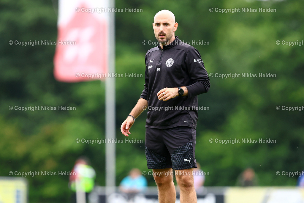 NH_SCWeicheFlensburg08_HolsteinKiel_Testspiel_28062025 | Alexander Hahn (Co-Trainer, Holstein Kiel)Fußball I Herren I Freundschaftsspiel I Saison 2025-2026  I SC Weiche Flensburg 08 - Holstein Kiel I 28.06.2025 I Manfred-Werner-Stadion - Realisiert mit Pictrs.com