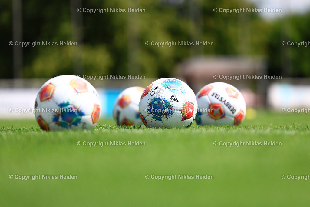 NH_EintrachtBraunschweig_HolsteinKiel_Testspiel_19072025 | Spielball beim Testspiel zwischen Eintracht Braunschweig und Holstein Kiel.Fußball I Herren I Testspiel I Saison 2025-2026  I Eintracht Braunschweig - Holstein Kiel I 19.07.2025 I Stadion am Salzgittersee - Realisiert mit Pictrs.com