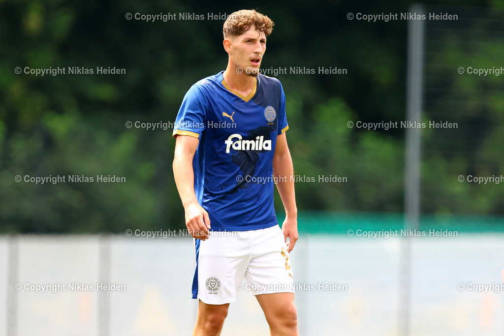 NH_HamburgerSVU21_HolsteinKielU23_Testspiel_20072025 | #20 Hamza Muqaj (Holstein Kiel U23)Fußball I Herren I Testspiel I Saison 2025-2026  I Hamburger SV U21 - Holstein Kiel U23 I 20.07.2025 I Alexander-Otto-Akademie - Realisiert mit Pictrs.com