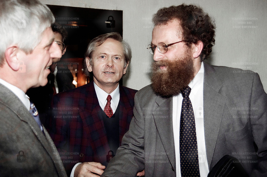 BD 0489_10 | 20.01.1994 - Kleinmachnow. Amtseinführung des neuen Bürgermeisters Wolfgang Blasig nach gewonnener Stichwahl am 19.12.1993.   Wolfgang Blasig (damals noch Bündnis 90/Grüne) gewinnt die Stichwahl gegen seine Herausforderin von der PDS, die parteilose Roswitha Schlesinger. Nachdem der bisherige Bürgermeister Klaus Nitzsche (SPD) nur drei Tage vor dem ersten Wahlgang am 5.12.1993 wegen öffentlich bekannt gewordener Vorwürfe, für die Staatssicherheit tätig gewesen zu sein,  zurückgetreten war. Im Ergebnis einer eilig einberufenen Sondersitzung des Ortsvereins der SPD am späten Abend des 2.12.1993 wird beschlossen, Wolfgang Blasig, stellvertretender Bürgermeister, bei seiner Kandidatur zu unterstützen, da so kurz vor der Wahl ein neuer SPD-Kandidat nicht aufgestellt werden konnte.  Empfang im Kulturhaus Kammerspiele. - Realisiert mit Pictrs.com