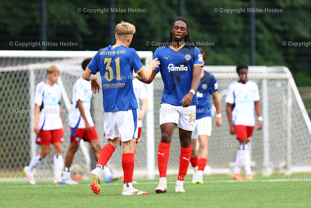 NH_HamburgerSVU21_HolsteinKielU23_Testspiel_20072025 | #25 Aurel Wagbe (Holstein Kiel U23) bejubelt zusammen mit #31 Felix Boelter seinen Treffer zum 1:1.Fußball I Herren I Testspiel I Saison 2025-2026  I Hamburger SV U21 - Holstein Kiel U23 I 20.07.2025 I Alexander-Otto-Akademie - Realisiert mit Pictrs.com
