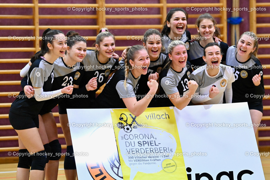 Askö Volley Eagles vs. Mühlviertel Volleys 17.12.2022 | Mannschaftsfoto ASKÖ Eagles Villach, #28 HATEMIC Gloria
Maxima, #23 VEIGL Valentina, #26 KUVEK Iva, #10 KRALL Johanna, #7 FANIC Nada, #13 BEBEKAJLO Vanessa, #2 KIRCHER Elisabeth, #25 SCHULER Chiara, #4 PICHLER Verena, #11 PRANJIC Ana, Jubel Askö Eagles Villach