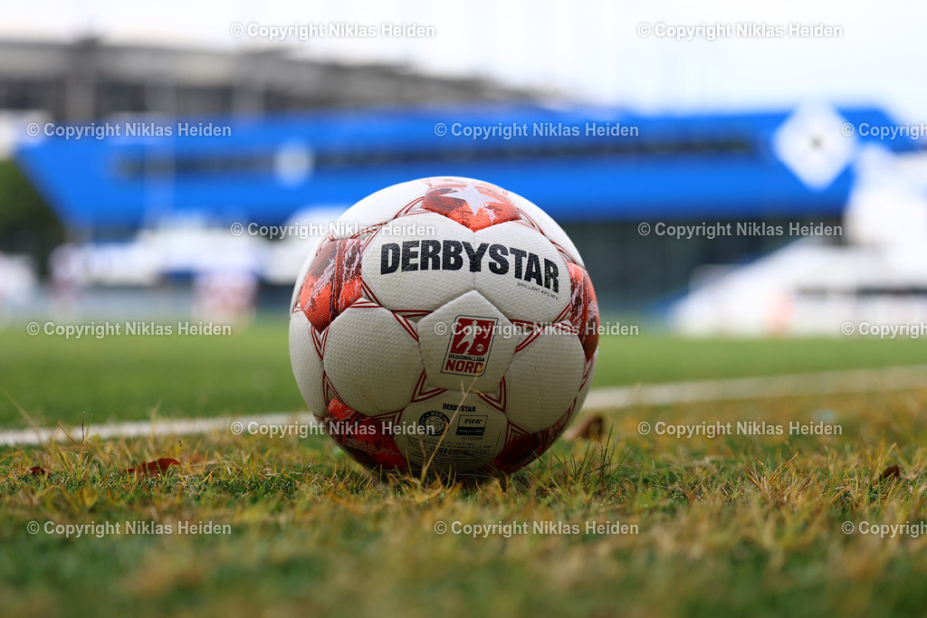 NH_HamburgerSVU21_HolsteinKielU23_Testspiel_20072025 | Spielball der Regionalliga Nord.Fußball I Herren I Testspiel I Saison 2025-2026  I Hamburger SV U21 - Holstein Kiel U23 I 20.07.2025 I Alexander-Otto-Akademie - Realisiert mit Pictrs.com