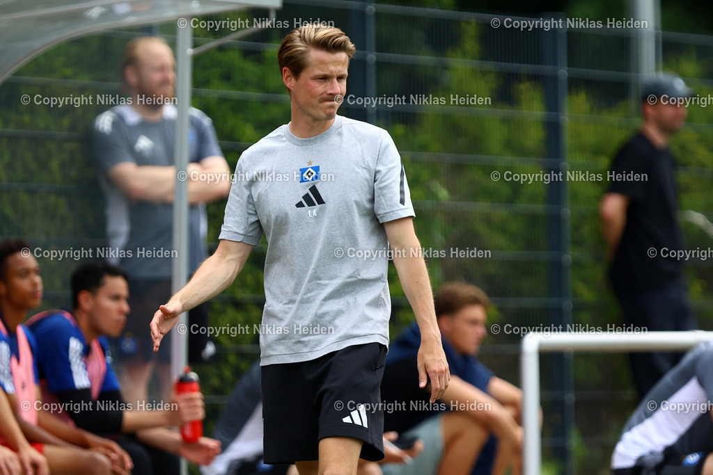 NH_HamburgerSVU21_HolsteinKielU23_Testspiel_20072025 | Lukas Anderer (Trainer, Hamburger SV U21)Fußball I Herren I Testspiel I Saison 2025-2026  I Hamburger SV U21 - Holstein Kiel U23 I 20.07.2025 I Alexander-Otto-Akademie - Realisiert mit Pictrs.com