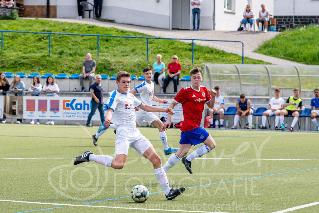 A-Junioren Verbandsliga; FC Burgsolms - FC Ederbergland, 07.05.22 | Justin Alexander Schneider (FC Burgsolms (am Ball), Charlie Glanz (FC Ederbergland, rechts)

 A-Junioren Verbandsliga; FC Burgsolms - FC Ederbergland: Solms, 07.05.22