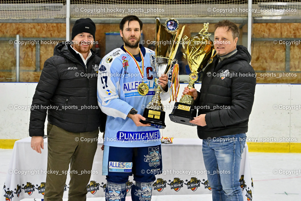 Siegerehrung KEHV EHC Althofen vs. ESC Steindorf 9.3.2023 | Jubel ESC Steindorf, Meisterfeier 2022/23, Siegerehrung, Medaillen Übergabe, #57 Wilfan Franz, KEHV Präsident, Michael Herzog-Löschnig, Pokal Übergabe