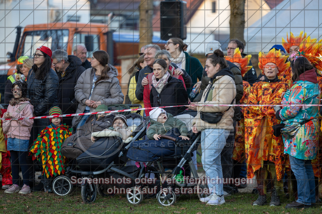 20250304_174435_0229 | #,Traditionelles Fasnetsverbrennen, Radschellenschläger Donzdorf, Donzdorfer Fasnet, Kampagne 2025, Fohlenwiese Schlossgarten, 73072 Donzdorf, 04.03.2025 - 17:30 Uhr,Foto: PhotoPeet-Eventfotografie/Peter Harich