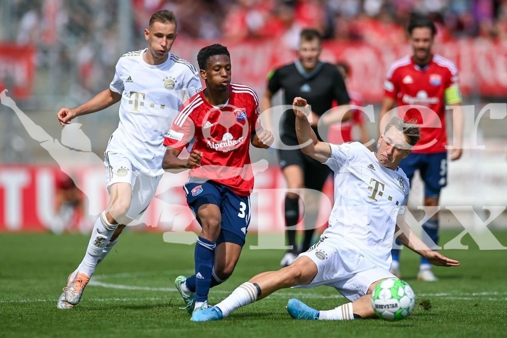 2022_08_13_UHG_FCB-0349 | v.li.: Lovro Zvonarek (Bayern München, FCB, 23) Boipelo Mashigo (Unterhaching, 38) Behar Neziri (Bayern München, FCB, 14) im Zweikampf, Duell, duel, tackle, Dynamik, Action, Aktion