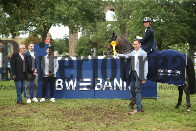 Siegerehrung_Bietigheim_2022_Prfg.Nr.02_Springen_Kl.S_BW-Bank_Qualifikation (11) | Alle Fotos der Reiterjournal Fotografin Doris Matthaes im Reiterjournal Online-Fotoshop. - Realizzato con Pictrs.com