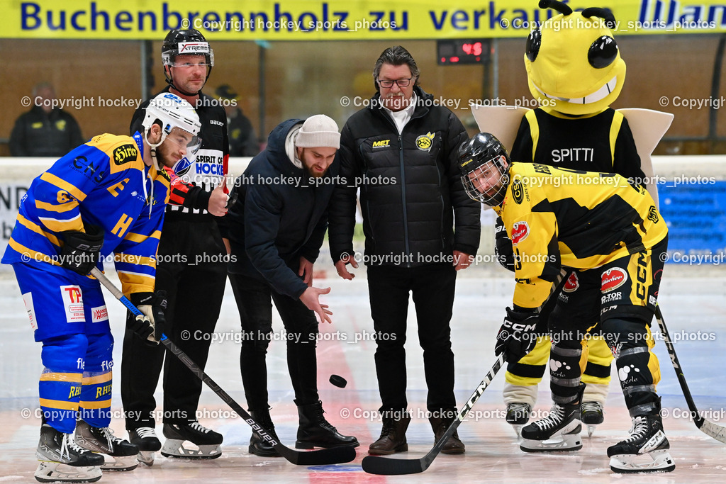 EC Spittal Hornets vs. EHC Althofen 6.1.2024 | Puckeinwurf, Puckspende, #67 Schettina Kevin, LEITL Michael Referee, Marco Kudler, Obmann EC Spittal Hornets Ludwig Zauchner, Maskottchen EC Spittal Hornets Spitti, #9 Essmann Kevin