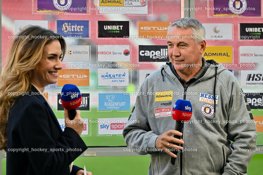 SK Austria Klagenfurt vs. WSG Tirol 29.10.2022 | Sky Austria Moderatorin Jenny Posch, Headcoach SK Austria Klagenfurt Peter Pacult