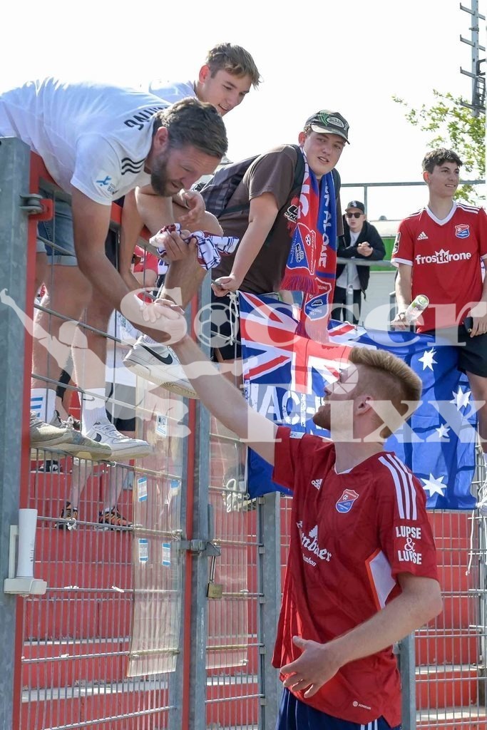 2022_08_13_UHG_FCB-068855 | Mathias Fetsch (Unterhaching, 11) bedankt sich bei den Fans, bedanken, Dank, Feiern, optimistisch