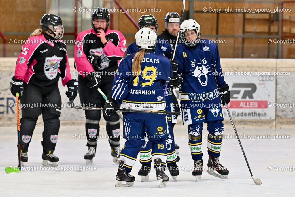 Wildcats Paternion vs. Sharkiras Gmunden | Jubel Wildcats Paternion Mannschaft, #19 Knes Julia, #4 Oberzauchner Christina, Wildcats Paternion vs. Sharkiras Gmunden, Wildcats Paternion vs. Sharkiras Gmunden am 25.10.2025 in Spittal an der Drau (Eissportzentrum Spittal), Austria, (Photo by Bernd Stefan)