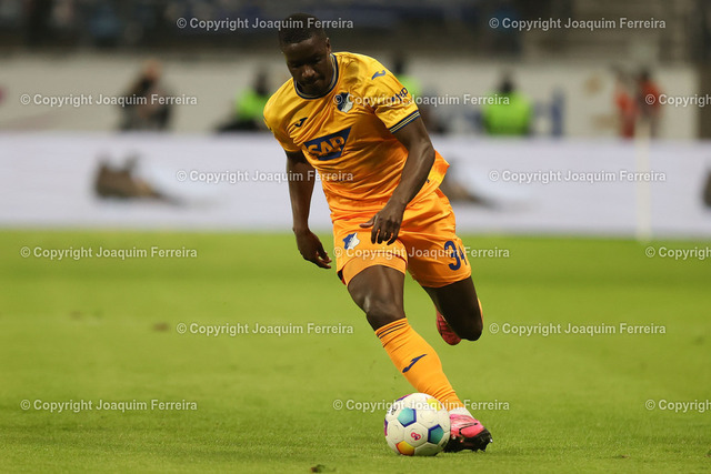 20240310_sge_5071 | Frankfurt, 10.03.2024 xjfx 1.BL Eintracht Frankfurt - TSG Hoffenheim v.l., Stanley NSoki  (TSG 1899 Hoffenheim),  am Ball, Freisteller, Einzelbild, Ganzkörper, Aktion, Action, Spielszene





(DFL/DFB REGULATIONS PROHIBIT ANY USE OF PHOTOGRAPHS as IMAGE SEQUENCES and/or QUASI-VIDEO) - Realizzato con Pictrs.com