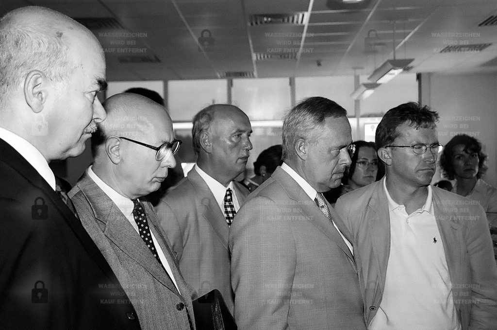 BD 0663_19 | 18.08.2004 - Teltow, o2 (Germany), Rheinstraße 15.Archiv-Ordner: BD 0941 Besuch Innenminister Jörg Schönbohm Das Unternehmen ging aus dem 1995 gegründeten Mobilfunkunternehmen VIAG Interkom hervor. Damals hielten VIAG und BT Group jeweils 45 Prozent der Unternehmensanteile, 10 Prozent lagen bei Telenor. Die Lizenz zum Aufbau eines GSM-Netzes erhielt das Unternehmen zwei Jahre später. Im August 2000 erwarb die Gesellschaft für 16,52 Mrd. DM eine von insgesamt sechs UMTS-Lizenzen. Im selben Jahr übernahm die BT Group die Anteile von Telenor und kündigte auch die Übernahme der Anteile an, die E.ON hielt, der Rechtsnachfolger von VIAG.Die BT Group trennte 2001 den Mobilfunk vom übrigen Geschäft und nannte ihn mmO2. Daraufhin wurde im Jahr 2002 der Name VIAG Interkom zu O2 Germany angepasst.2006 übernahm die spanische Telefongesellschaft Telefónica im Zuge ihrer Expansionsstrategie in Europa O2 mit deren Töchtern in Deutschland, Großbritannien und Irland für insgesamt 17,7 Mrd. Pfund Sterling. Auf der Internationalen Funkausstellung 2007 stellte O2 Germany seine Discountmarke Fonic vor. Ein Jahr später wurde aus O2 Germany die Telefónica O2 Germany.2010 schloss das Unternehmen die ein Jahr zuvor bekanntgegebene Übernahme des Festnetz- und Internetanbieters HanseNet ab. Im selben Jahr ersteigerte das Unternehmen für 1,38 Mrd. Euro LTE-Frequenzen. Eine weitere Umfirmierung folgte am 1. April 2011. Das Unternehmen hieß nun Telefónica Deutschland.Am 30. Oktober 2012 erfolgte der Börsengang von Telefónica Deutschland. Der spanische Mutterkonzern veräußerte damit einen Minderheitsanteil (rund 23 Prozent) des Unternehmens. In diesem Zusammenhang entstand im September 2012 durch Rechtsformwechsel die Telefónica Deutschland Holding AG aus der Telefónica Germany Verwaltungs GmbH. Der Börsengang war der größte an der Frankfurter Börse seit 2007. Quelle: Wikipedia.  Schönbohm, Jörg – Politiker (CDU)Jörg Schönbohm (* 2. September 1937 in Neu Golm, Kreis Beeskow-Storkow † 7. Februar 2019 in Kleinmachnow) war ein deutscher Politiker (CDU) und Generalleutnant a. D. des Heeres der Bundeswehr. Er war von 1991 bis 1992 Inspekteur des Heeres, nach der Pensionierung 1992 bis 1996 beamteter Staatssekretär für Sicherheitspolitik, Bundeswehrplanung und Rüstung im Bundesministerium der Verteidigung und von 1996 bis 1998 Innensenator in Berlin. Von 1998 bis 2007 war er Landesvorsitzender der CDU Brandenburg sowie von 1999 bis 2009 Innenminister des Landes Brandenburg.Jörg Shönbohm hatte fünf Geschwister. Er wuchs zunächst im brandenburgischen Bad Saarow auf. Die Familie floh 1945 aus der sowjetischen Besatzungszone in die Lüneburger Heide, seine Jugend verbrachte er in Kassel. Seine Frau Eveline kannte er bereits seit der Kindheit in Brandenburg, sie trafen sich nach der Übersiedlung beider Familien in den Westen bei einem gemeinsamen Italienurlaub wieder und heirateten 1959. Schönbohm war evangelisch, hatte drei Kinder und wohnte zuletzt in Kleinmachnow im Landkreis Potsdam-Mittelmark. Im März 2012 erlitt er einen Schlaganfall. Er starb im Februar 2019 im Alter von 81 Jahren nach einem Herzinfarkt in seinem Haus in Kleinmachnow; beigesetzt wurde er auf dem Friedhof Zehlendorf. Sein Bruder Wulf Schönbohm (1941–2021) war ebenfalls CDU-Politiker; sein Sohn Arne Schönbohm war von 2016 bis 2022 Präsident des Bundesamtes für Sicherheit in der Informationstechnik. Quelle: Wikipedia. - Realisiert mit Pictrs.com