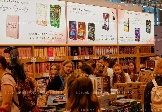 Impressionen Buchmesse | 20.10.2023 75. Frankfurter Buchmesse 2023 75 TIMES Fachmesse für Bücher und Verlage #fbm2023 Anstehen zu Messestand BÜCHER BÜCHSE wo Besucher Besucherinnen Bücher mit begrenzter Auflage kaufen können (Foto: Peter Henrich) - Realized with Pictrs.com