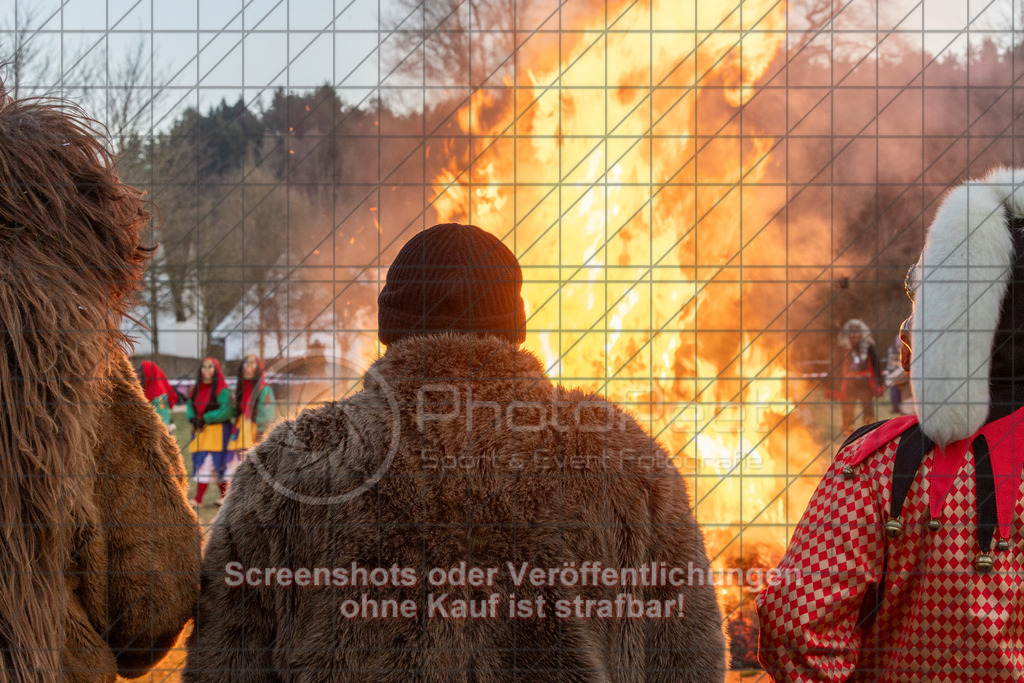 20250304_180713_0584 | #,Traditionelles Fasnetsverbrennen, Radschellenschläger Donzdorf, Donzdorfer Fasnet, Kampagne 2025, Fohlenwiese Schlossgarten, 73072 Donzdorf, 04.03.2025 - 17:30 Uhr,Foto: PhotoPeet-Eventfotografie/Peter Harich