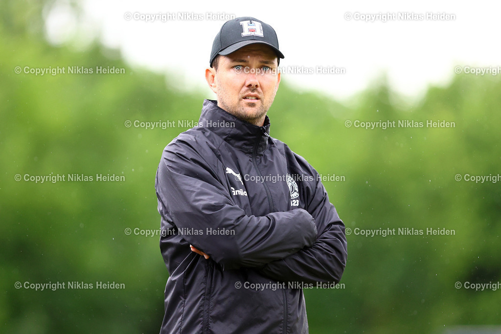 NH_HolsteinKielU23_FCEintrachtNorderstedt_Testspiel_05072025 | Willi Weiße (Trainer, Holstein Kiel U23)Fußball I Herren I Testspiel I Saison 2025-2026  I Holstein Kiel U23 - FC Eintracht Norderstedt I 05.07.2025 I Stadtwerke Arena Eckernförde - Realisiert mit Pictrs.com