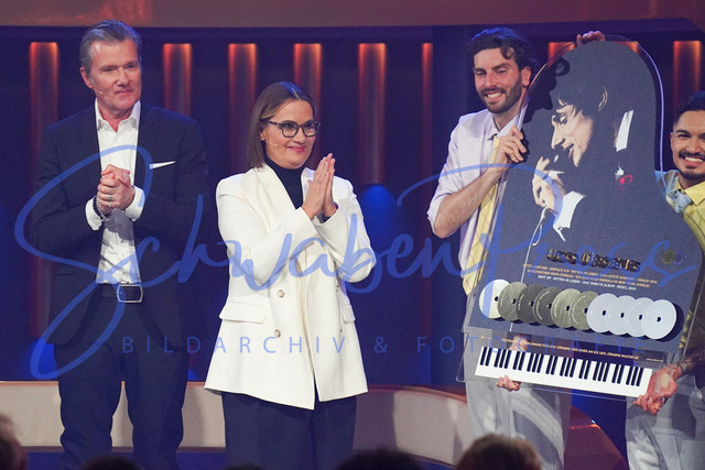 DSC03948 | Auszeichnung mit mehrfach Gold und Platin. Jenny und John, Tochter und Sohn von Udo Juergens - Live im Fernsehen, Giovanni Zarrella Show

Ausverkaufte Halle und viele Gaeste bei der Live Unterhaltungsshow vom ZDF. 

Deutschland, Offenburg, Baden Arena, 25.02.2023