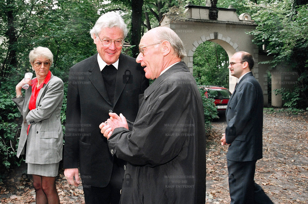 BD 0235_14 | 1.10.1997 - Kleinmachnow, Wohnstift Augustinum. Pfarrer Hans-Joachim Hartmann, kath. Kirchgemeinde St. Morus. Eröffnung des Wohnstifts mit Festgottesdienst in der Dorfkirche und anschließendem festlichen Empfang im Foyer des Stifts. Das Gelände, auf dem sich das heutige Wohnstift Augustinum befindet, lag bis Ende 1989 im Grenzgebiet der DDR zu Westberlin. Die Grenze verlief vom Buschgraben kommend bis zum Teltowkanal. Auf Westberliner Seite lag gleich hinter der Absperrung die Teltow-Werft. Am 2.12.1993 findet auf dem Gelände ein erstes Treffen der Vertreter des Bauherren, der Augustinum Gemeinnützige GmbH, der Gemeinde Kleinmachnow und der Presse anlässlich der Erteilung der Baugenehmigung statt. Am 24.11.1994 ist mit dem Ersten Spatenstich offizieller Baubeginn. Das Modell des geplanten Wohnstifts wird in der Gaststätte "August 1928" (heute Restaurant Jägers") im Meiereifeld 25 im Rahmen einer kleinen Feierstunde präsentiert. Am 17.04.1996 findet das Richtfest statt. Zu den geladenen Gästen gehören neben den Vertretern der Gemeinde Kleinmachnow, der Evangelischen Kirche Kleinmachnow und Vertretern des Bauherren, der Augustinum Gemeinnützige GmbH,  Manfred Stolpe, Ministerpräsident des Landes Brandenburg. Ebenso sind interessierte zukünftige Bewohner eingeladen und zahlreich erschienen. - Realisiert mit Pictrs.com