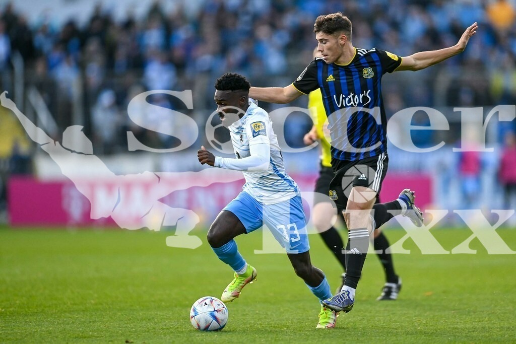 2022_11_06_LOEW_SAARB-0977 | v.li.: Joseph Boyamba (TSV 1860, 33) Luca Kerber (Saarbrücken, 33) im Zweikampf, Duell, duel, tackle, Dynamik, Action, Aktion
