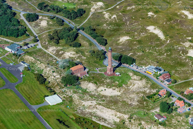 Norderney_Leuchtturm_ELS_6243050923 | NORDERNEY 05.09.2023 Leuchtturm in der Dünenlandschaft der Insel Norderney im Bundesland Niedersachsen. // Illuminated tower in the dunes of the island of Norderney in Lower Saxony. Foto: Martin Elsen