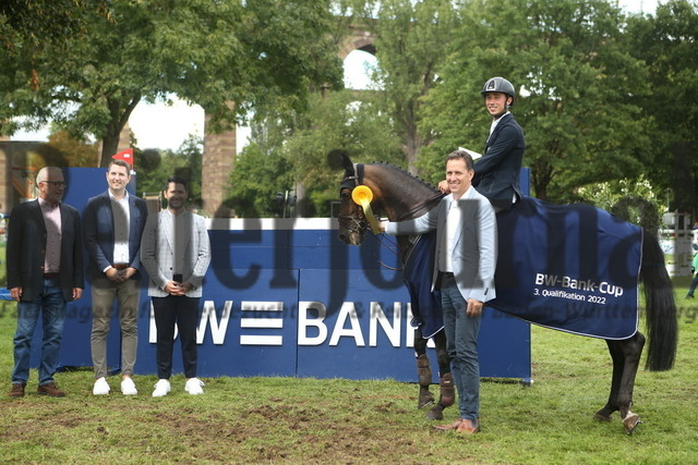 Siegerehrung_Bietigheim_2022_Prfg.Nr.02_Springen_Kl.S_BW-Bank_Qualifikation (13) | Alle Fotos der Reiterjournal Fotografin Doris Matthaes im Reiterjournal Online-Fotoshop. - Realizzato con Pictrs.com