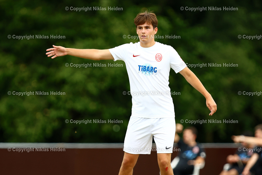 NH_BillstedtCup2025_Turnier_12072025 | Tom Leon Politz (Eimsbütteler TV)Fußball I Herren I Billstedt Cup 2025 I Saison 2025-2026  I Halbfinale I Hamburger SV U21 - Eimsbütteler TV I 12.07.2025 I Öjendorfer Weg - Realisiert mit Pictrs.com