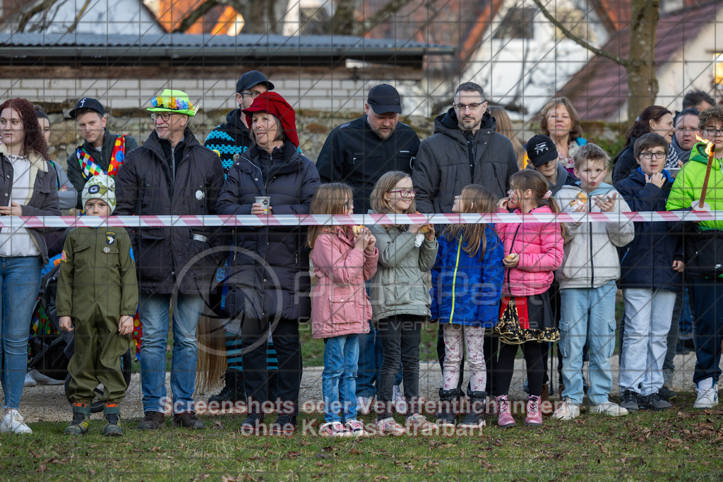 20250304_174447_0245 | #,Traditionelles Fasnetsverbrennen, Radschellenschläger Donzdorf, Donzdorfer Fasnet, Kampagne 2025, Fohlenwiese Schlossgarten, 73072 Donzdorf, 04.03.2025 - 17:30 Uhr,Foto: PhotoPeet-Eventfotografie/Peter Harich