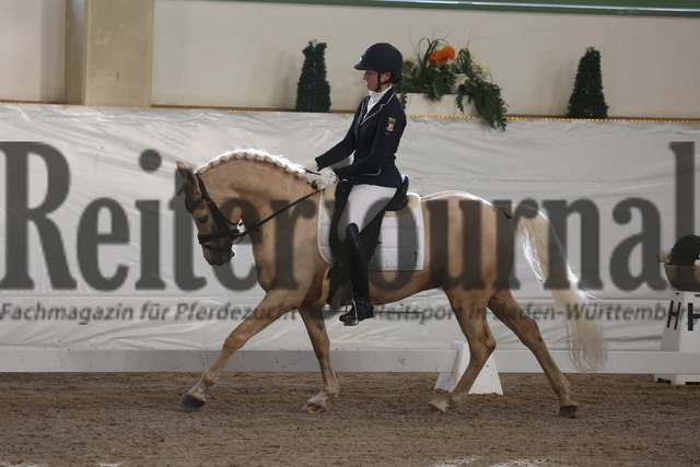 Gut Ising_2023_Prfg.Nr.13_Finale_Bayern-Pony-Cup_Eva Rudolph_Atomic (4) | Alle Fotos der Reiterjournal Fotografin Doris Matthaes im Reiterjournal Online-Fotoshop. - Realisiert mit Pictrs.com