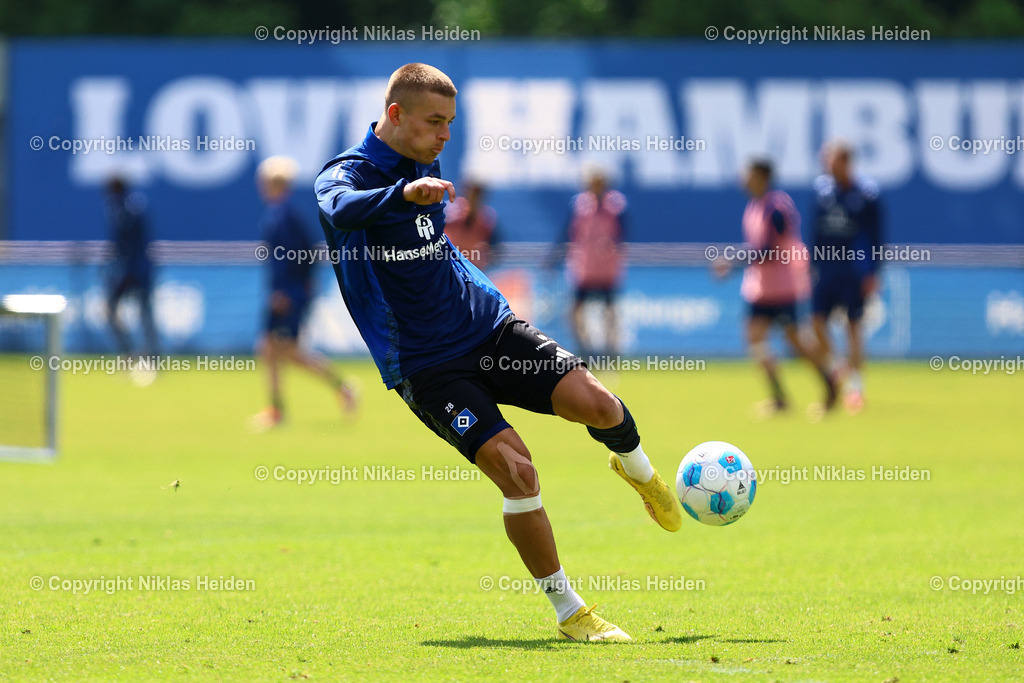 NH_HamburgerSV_Training_16052025 | #28 Miro Muheim (Hamburger SV)Fußball I Herren I Training I Saison 2024-2025 I Hamburger SV I 16.05.2025 I Trainingsplätze Volksparkstadion - Realisiert mit Pictrs.com